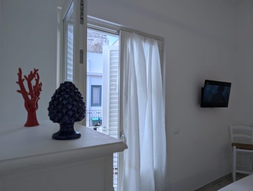 Credenza-portafinestra-camera-matrimoniale