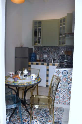 Cucina-e-tavolo-da-pranzo-Sole-casadamorelipari
