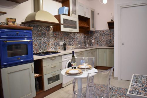 Cucina-piu-angolo-pranzo-Fuoco-casadamorelipari-10
